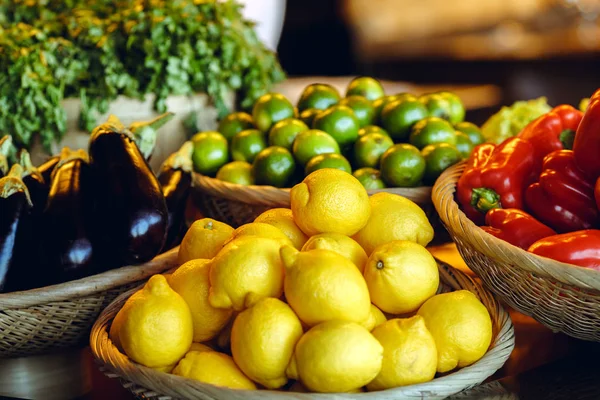 Cestas de mimbre con frutas y verduras — Foto de Stock