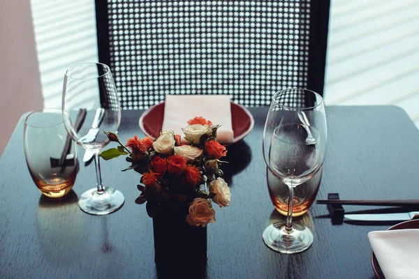 레스토랑에서 제공 되 고 장식 된 테이블 — 스톡 사진
