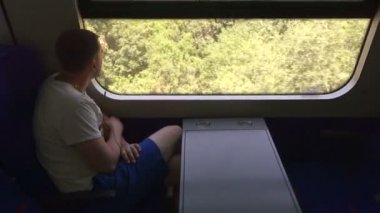 Pencere tren seyir kulaklık genç adam
