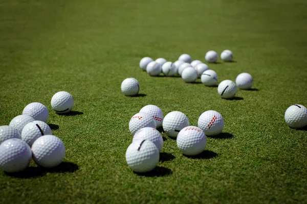 Мячи для гольфа на газоне — стоковое фото