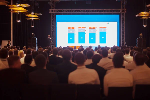 Audiencia en la sala de conferencias con gente de vuelta — Foto de Stock