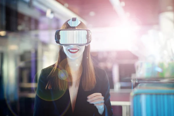 Mujer con gafas de realidad virtual — Foto de Stock