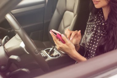 akıllı telefon kullanan kadın. Araba bulanık iç