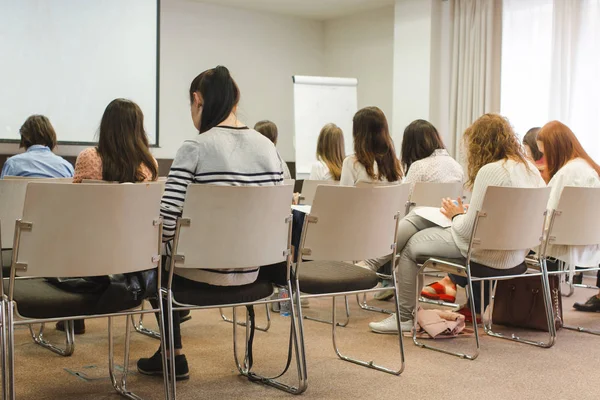 Mujeres estudiantes durante el estudio, en la conferencia Audiencia — Foto de Stock