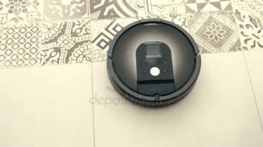 Robot elektrikli süpürge çeşitli engeller karşılar