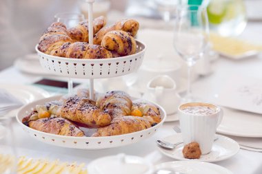 sepet içinde croissants ve kahve Kahvaltı