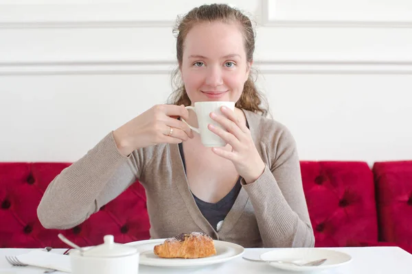 Woman cup of coffee cappuccino croissant breakfast — Stock Photo, Image