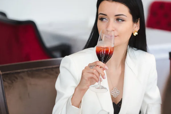 Elegante mujer bebiendo cóctel — Foto de Stock