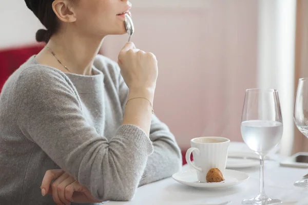 Mujer soñadora tomando café —  Fotos de Stock