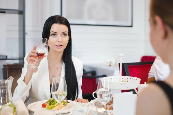 Mulheres jantando no restaurante — Fotografia de Stock