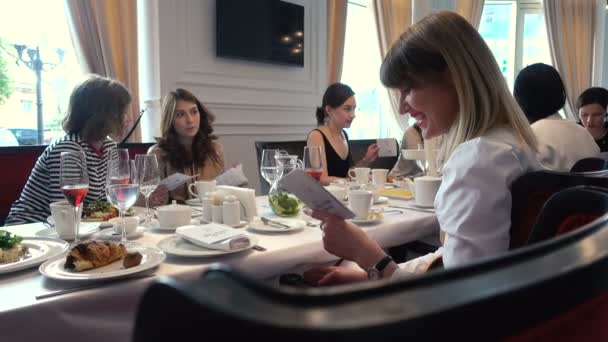 Mujeres que se reúnen en restaurante — Vídeo de stock