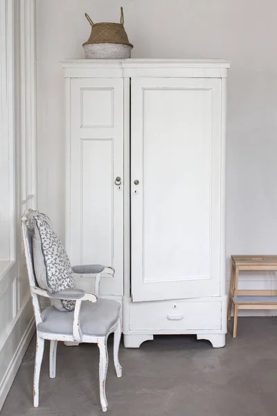 Armoire et chaise blanches — Photo