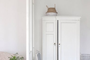 Beyaz gardrop ve sandalye