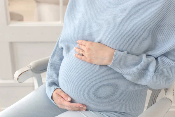 Mulheres grávidas barriga azul camisola de malha jeans — Fotografia de Stock