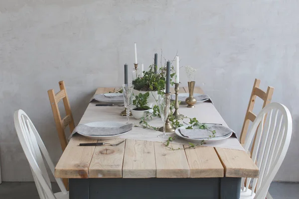 Houten tafel, versierd met bloemen en ivy geserveerd — Stockfoto