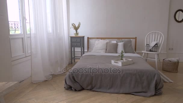 Interior de blanco y gris acogedor dormitorio — Vídeos de Stock