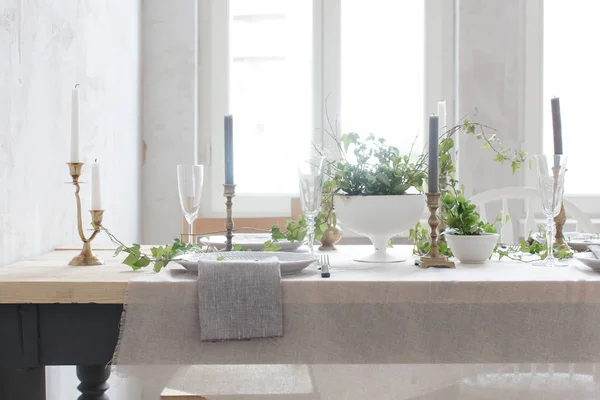 Houten tafel, versierd met bloemen en ivy geserveerd — Stockfoto