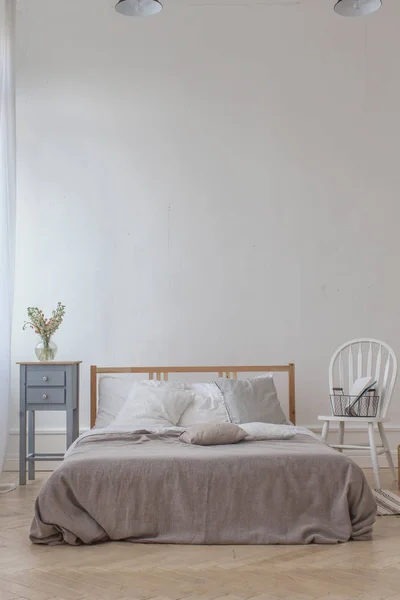 Интерьер белой и серой уютной спальни — стоковое фото