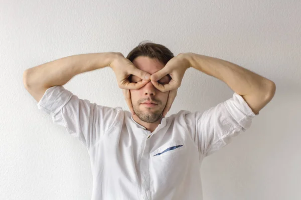 Giovane uomo chiuse gli occhi con le mani — Foto Stock