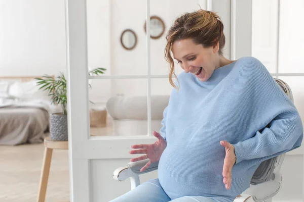 Glücklich schwangere Frau sieht aufgeregt aus — Stockfoto