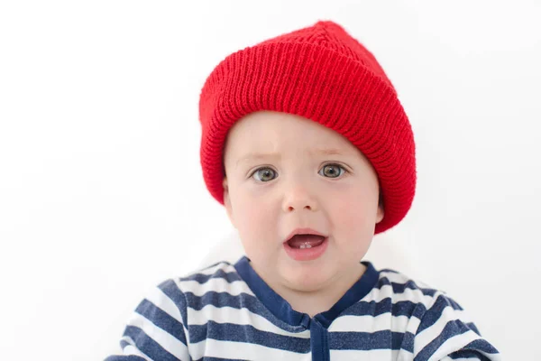 Enfant en chapeau rouge est indigné deux premières dents studio — Photo