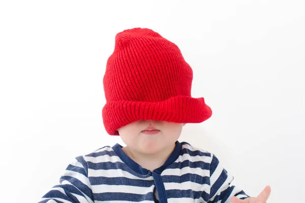 Baby i en röd hatt drog över hans ansikte studio — Stockfoto