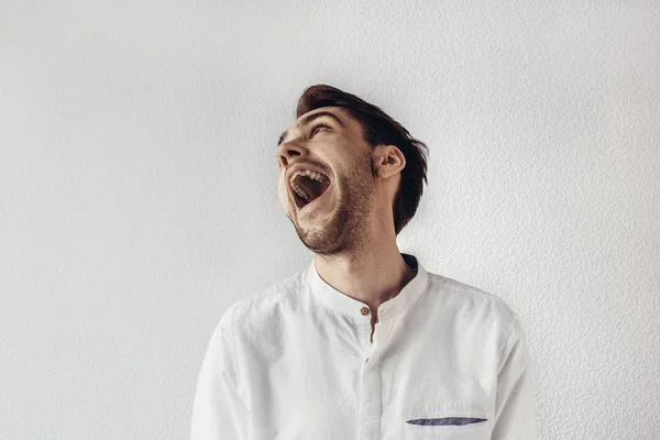 Uomo in piedi e urlando a bocca aperta — Foto Stock