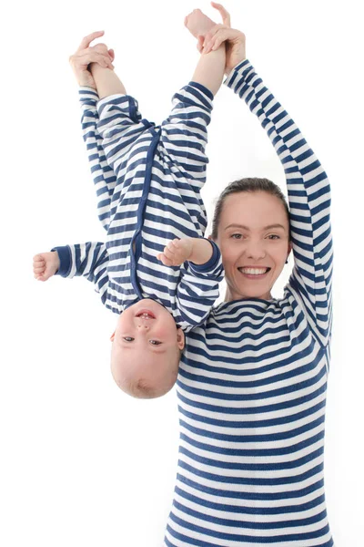 Donna che tiene il bambino a testa in giù — Foto Stock