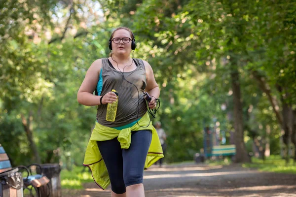 Mujer con sobrepeso corriendo. Concepto de pérdida de peso . — Foto de Stock