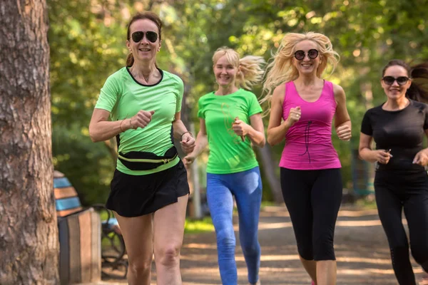 Mujeres corriendo en Park — Foto de Stock