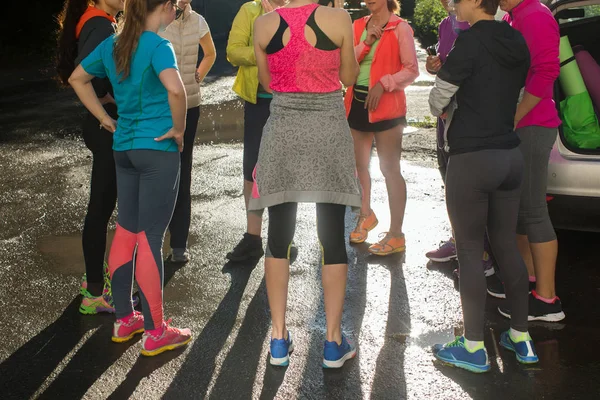 Grupo de mujeres en ropa deportiva — Foto de Stock