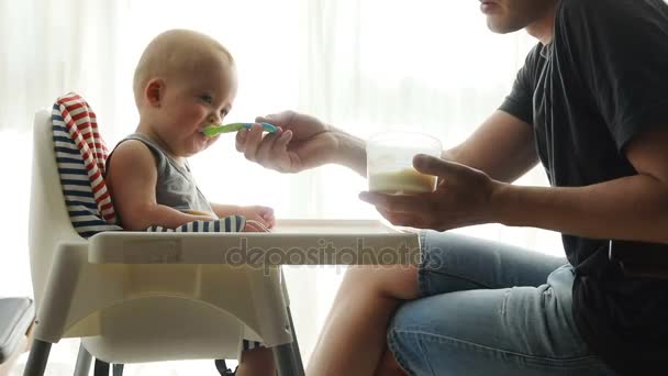 Apa otthon aranyos baba etetés — Stock videók