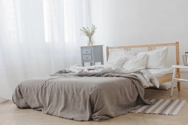 Wnętrze białej i szarej przytulnej sypialni — Zdjęcie stockowe