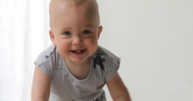 Kamera gülümsüyor ve can evlat gezinmeler altı diş görmek