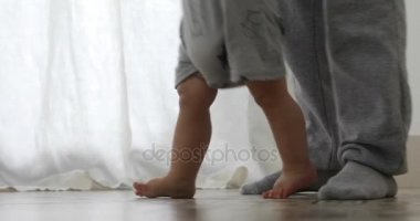 Erkek bebek 1 yıl ilk adımlarını yürüyüş eski