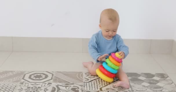 Piramit ile bebek oyun — Stok video