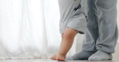 Erkek bebek 1 yıl ilk adımlarını yürüyüş eski