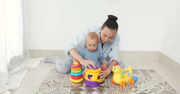 Мать и ребенок мальчик играют вместе в помещении дома — стоковое видео