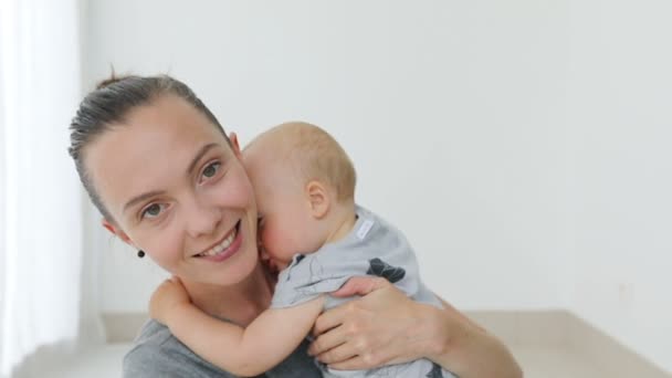 Bebê se apega a sua mãe — Vídeo de Stock