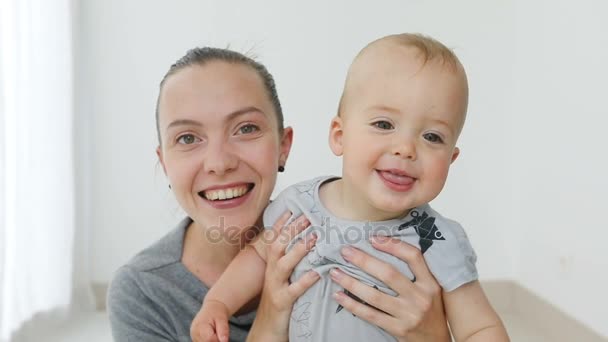 Babys y mamá se enfrentan mientras sonríe y ríe — Vídeo de stock