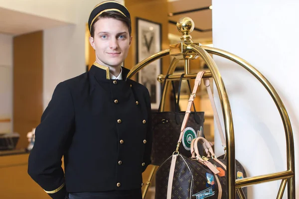 Jonge man in uniform die zijn tewerkgesteld in hotel — Stockfoto