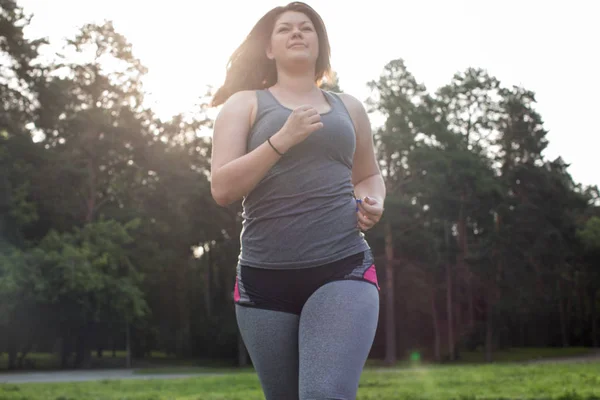 Mujer con sobrepeso corriendo. Concepto de pérdida de peso . — Foto de Stock