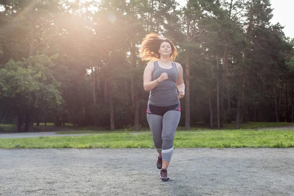 Mujer con sobrepeso corriendo. Concepto de pérdida de peso . — Foto de Stock