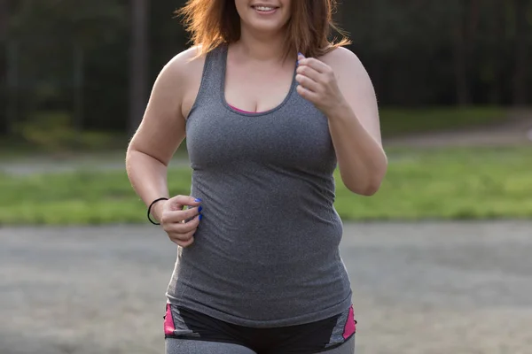 Mujer con sobrepeso corriendo. Concepto de pérdida de peso . — Foto de Stock