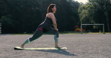 Kadının yapması için onun egzersiz hazırlamak için uzanır