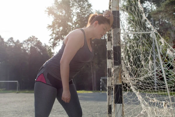 Mujer con sobrepeso agotado después de un largo entrenamiento — Foto de Stock