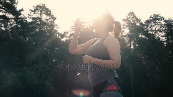 Mulher com excesso de peso bebendo água após o treino — Vídeo de Stock