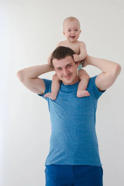 Sonriente bebé hijo cabalgando padres hombros aislado —  Fotos de Stock