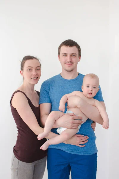 Uma família feliz no fundo branco — Fotografia de Stock