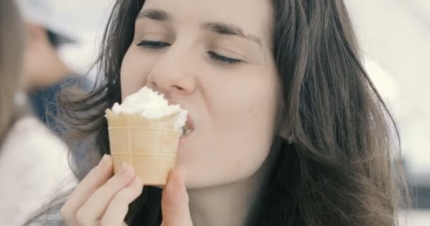 Schöne Frau isst Eis aus nächster Nähe — Stockvideo